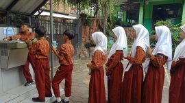 Para siswa SDN Purwantoro 5 dalam sesi pengambilan gambar vidio terkait ZAMP