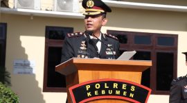 Kapolres Kebumen, AKBP Recky, saat menjadi inspektur upacara di halaman Mapolres Kebumen