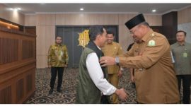 Penjabat Gubernur Aceh, Dr. H. Safrizal ZA, M.Si saat mengalungkan bunga kepada Menteri Lingkungan Hidup dan Kehutanan RI, Raja Juli Antoni di Bandara Sultan Iskandar Muda (SIM) Blang Bintang Aceh Besar.(Foto.Istimewa).