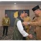 Penjabat Gubernur Aceh, Dr. H. Safrizal ZA, M.Si saat mengalungkan bunga kepada Menteri Lingkungan Hidup dan Kehutanan RI, Raja Juli Antoni di Bandara Sultan Iskandar Muda (SIM) Blang Bintang Aceh Besar.(Foto.Istimewa).