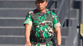 Pangdam XVIII/Kasuari, Mayjen TNI Haryanto, S.I.P., M.Tr.(Han)., saat membuka secara langsung upacara perlombaan Peleton (Ton) Tangkas Kodam XVIII/Kasuari, dilapangan Makodam, Trikora, Arfai 1, Manokwari, Papua Barat, pada Selasa (3/12/2024). 