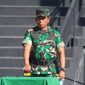 Pangdam XVIII/Kasuari, Mayjen TNI Haryanto, S.I.P., M.Tr.(Han)., saat membuka secara langsung upacara perlombaan Peleton (Ton) Tangkas Kodam XVIII/Kasuari, dilapangan Makodam, Trikora, Arfai 1, Manokwari, Papua Barat, pada Selasa (3/12/2024). 