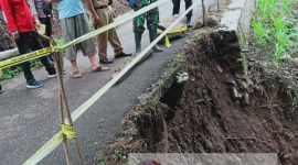 Camat Jatibanteng, Fadnur Rahman, saat meninjau lokasi longsor bersama Danramil dan Kapolsek Jatibanteng dengan didampingi Kades Patemon.