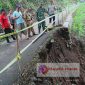 Camat Jatibanteng, Fadnur Rahman, saat meninjau lokasi longsor bersama Danramil dan Kapolsek Jatibanteng dengan didampingi Kades Patemon.