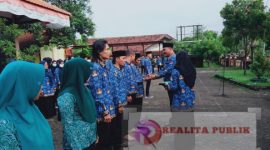 Saat penyerahan secara simbolis sejumlah piala, piagam, sertifikat serta tropi penghargaan oleh Camat Mlandingan, Akhriat Syahada Alam, S.Sos., M.Si., Jumat, 17 Januari 2025. (Photo: realitapublik.id)