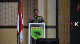 Pangdam XVIII/Kasuari, Mayjen TNI Jimmy Ramoz Manalu, S.Hub.Int., M.H.I., saat membuka secara langsung Rapim Kodam XVIII/Kasuari TA 2025, di Aula Makodam, Trikora, Arfai 1, Manokwari, pada Rabu (26/2/2025). 