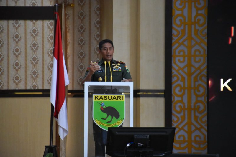Pangdam XVIII/Kasuari, Mayjen TNI Jimmy Ramoz Manalu, S.Hub.Int., M.H.I., saat membuka secara langsung Rapim Kodam XVIII/Kasuari TA 2025, di Aula Makodam, Trikora, Arfai 1, Manokwari, pada Rabu (26/2/2025). 