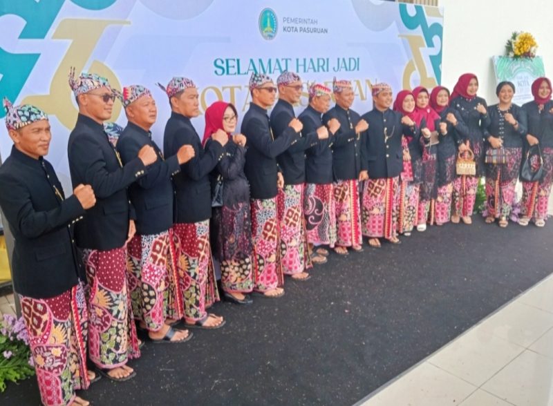 Para pejabat Pemerintah Kota Pasuruan saat foto bersama di depan gedung kesenian 