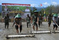 Pangdam XVIII/Kasuari, Mayjen TNI Jimmy Ramoz Manalu, S.Hub.Int., M.H.I., bersama Forkopimda Papua Barat, melaksanakan penanaman padi perdana di Kampung Bowisubur, Distrik Masni, Manokwari, Kamis (27/2/2025).
