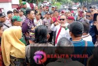 Aksi damai Forum Peduli Penegakan Hukum (FPPH)) di depan Kantor Camat Purworejo, Kota Pasuruan, Kamis, 13 Februari 2025. (Foto: Gibran/realitapublik.id)