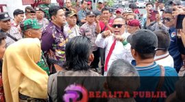 Aksi damai Forum Peduli Penegakan Hukum (FPPH)) di depan Kantor Camat Purworejo, Kota Pasuruan, Kamis, 13 Februari 2025. (Foto: Gibran/realitapublik.id)