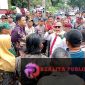 Aksi damai Forum Peduli Penegakan Hukum (FPPH)) di depan Kantor Camat Purworejo, Kota Pasuruan, Kamis, 13 Februari 2025. (Foto: Gibran/realitapublik.id)