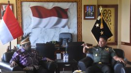 Pangdam XVIII/Kasuari, Mayor Jenderal TNI Jimmy Ramoz Manalu, S.Hub.Int., M.H.I., dan Wakil Ketua I Majelis Rakyat Papua Barat (MRPB), Melbianus Raimon Mandacan, di Makodam, Trikora, Arfai 1, Manokwari, Selasa (4/3/2025).