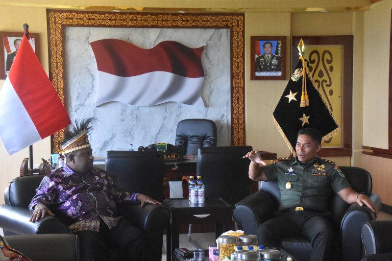 Pangdam XVIII/Kasuari, Mayor Jenderal TNI Jimmy Ramoz Manalu, S.Hub.Int., M.H.I., dan Wakil Ketua I Majelis Rakyat Papua Barat (MRPB), Melbianus Raimon Mandacan, di Makodam, Trikora, Arfai 1, Manokwari, Selasa (4/3/2025).