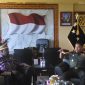 Pangdam XVIII/Kasuari, Mayor Jenderal TNI Jimmy Ramoz Manalu, S.Hub.Int., M.H.I., dan Wakil Ketua I Majelis Rakyat Papua Barat (MRPB), Melbianus Raimon Mandacan, di Makodam, Trikora, Arfai 1, Manokwari, Selasa (4/3/2025).