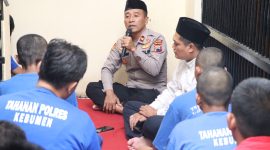 Kasat Tahti Polres Kebumen, Iptu Tantowi, dalam acara buka puasa bersama warga binaan di ruang tahanan Mapolres Kebumen. (Foto: Wahyudin/realitapublik.id)