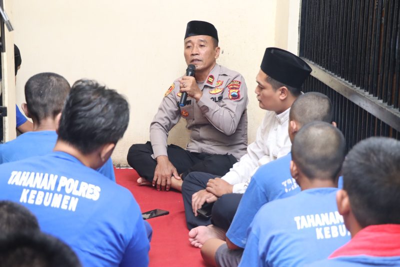 Kasat Tahti Polres Kebumen, Iptu Tantowi, dalam acara buka puasa bersama warga binaan di ruang tahanan Mapolres Kebumen. (Foto: Wahyudin/realitapublik.id)