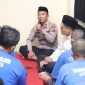 Kasat Tahti Polres Kebumen, Iptu Tantowi, dalam acara buka puasa bersama warga binaan di ruang tahanan Mapolres Kebumen. (Foto: Wahyudin/realitapublik.id)