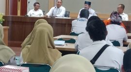 Bupati Situbondo, Yusuf Rio Wahyu Prayogo, saat memimpin rapat persiapan pencairan gaji Non ASN, di Aula Lantai II Pemkab Situbondo. Rabu (5/3/2025).