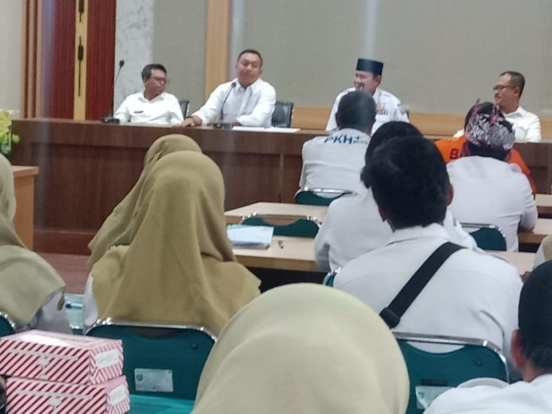 Bupati Situbondo, Yusuf Rio Wahyu Prayogo, saat memimpin rapat persiapan pencairan gaji Non ASN, di Aula Lantai II Pemkab Situbondo. Rabu (5/3/2025).