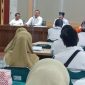 Bupati Situbondo, Yusuf Rio Wahyu Prayogo, saat memimpin rapat persiapan pencairan gaji Non ASN, di Aula Lantai II Pemkab Situbondo. Rabu (5/3/2025).
