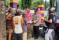 Kapolsek Kota Kebumen AKP Wayan Sukedana dan Ibu Bayangkari membagikan takjil kepada masyarakat.