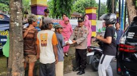 Kapolsek Kota Kebumen AKP Wayan Sukedana dan Ibu Bayangkari membagikan takjil kepada masyarakat.