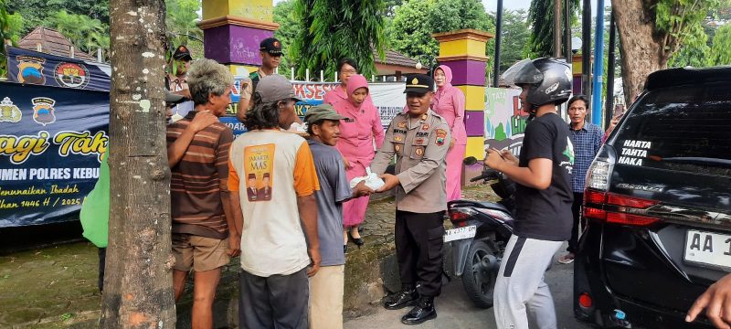 Kapolsek Kota Kebumen AKP Wayan Sukedana dan Ibu Bayangkari membagikan takjil kepada masyarakat.