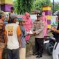 Kapolsek Kota Kebumen AKP Wayan Sukedana dan Ibu Bayangkari membagikan takjil kepada masyarakat.