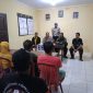 Suasana saat mediasi untuk penyelesaian kasus Pencurian Gula Merah 3 Kg dengan menghadirkan korban, pelaku, serta para saksi, di Polsek Ayah Polres Kebumen.