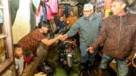 Wali Kota Bandung, Muhammad Farhan, bersama Wakil Wali Kota Bandung, Erwin meninjau lokasi terdampak banjir.