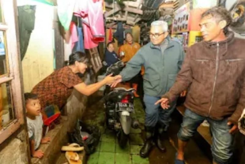 Wali Kota Bandung, Muhammad Farhan, bersama Wakil Wali Kota Bandung, Erwin meninjau lokasi terdampak banjir.