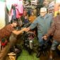 Wali Kota Bandung, Muhammad Farhan, bersama Wakil Wali Kota Bandung, Erwin meninjau lokasi terdampak banjir.