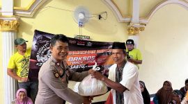 Mewakili Polres Kebumen, Aiptu Mualim menyerahkan secara simbolis bantuan sembako kepada masyarakat. 