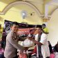 Mewakili Polres Kebumen, Aiptu Mualim menyerahkan secara simbolis bantuan sembako kepada masyarakat. 