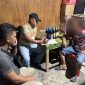 Anggota Polres Kebumen memberi pembinaan kepada pasangan bukan suami istri yang terjaring razia di hotel. 