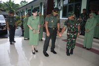 Pangdam XVIII/Kasuari, Mayor Jenderal TNI Jimmy Ramoz Manalu, S.Hub.Int., M.H.I., didampingi oleh Ketua Persit Kartika Chandra Kirana (KCK) PD XVIII/Kasuari, Ny. Arlin Jimmy Ramoz, melaksanakan kunjungan kerja (kunker) ke Korem 181/Praja Vira Tama (PVT), Selasa (18/3/2025).