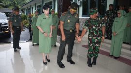 Pangdam XVIII/Kasuari, Mayor Jenderal TNI Jimmy Ramoz Manalu, S.Hub.Int., M.H.I., didampingi oleh Ketua Persit Kartika Chandra Kirana (KCK) PD XVIII/Kasuari, Ny. Arlin Jimmy Ramoz, melaksanakan kunjungan kerja (kunker) ke Korem 181/Praja Vira Tama (PVT), Selasa (18/3/2025).