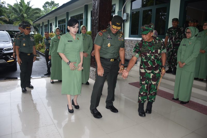 Pangdam XVIII/Kasuari, Mayor Jenderal TNI Jimmy Ramoz Manalu, S.Hub.Int., M.H.I., didampingi oleh Ketua Persit Kartika Chandra Kirana (KCK) PD XVIII/Kasuari, Ny. Arlin Jimmy Ramoz, melaksanakan kunjungan kerja (kunker) ke Korem 181/Praja Vira Tama (PVT), Selasa (18/3/2025).