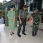 Pangdam XVIII/Kasuari, Mayor Jenderal TNI Jimmy Ramoz Manalu, S.Hub.Int., M.H.I., didampingi oleh Ketua Persit Kartika Chandra Kirana (KCK) PD XVIII/Kasuari, Ny. Arlin Jimmy Ramoz, melaksanakan kunjungan kerja (kunker) ke Korem 181/Praja Vira Tama (PVT), Selasa (18/3/2025).