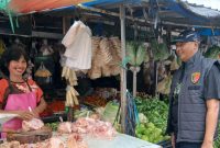 Satpas Pangan Polresta Banyuwangi Kompol Andrew Vega saat pimpin sidak dan pengecekan ketersediaan bahan pokok penting di Pasar Blambangan.