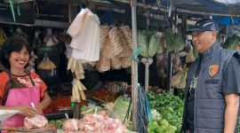 Satpas Pangan Polresta Banyuwangi Kompol Andrew Vega saat pimpin sidak dan pengecekan ketersediaan bahan pokok penting di Pasar Blambangan.