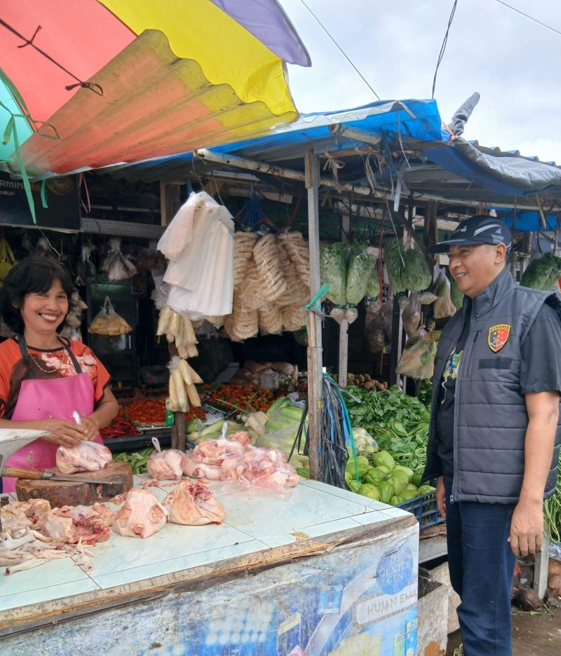 Satpas Pangan Polresta Banyuwangi Kompol Andrew Vega saat pimpin sidak dan pengecekan ketersediaan bahan pokok penting di Pasar Blambangan.