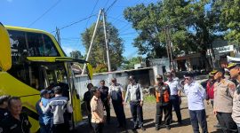 Forkopimda Kabupaten Banyuwangi melakukan uji kelaikan atau ramp check terhadap bus Antar Kota Antar Provinsi (AKAP) yang digunakan untuk angkutan mudik lebaran Idul Fitri 2025.