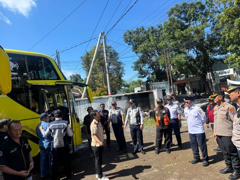 Forkopimda Kabupaten Banyuwangi melakukan uji kelaikan atau ramp check terhadap bus Antar Kota Antar Provinsi (AKAP) yang digunakan untuk angkutan mudik lebaran Idul Fitri 2025.