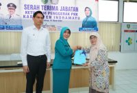 Bupati Indramayu, Lucky Hakim, Ketua TP PKK periode 2021–2025, Runisah, Ketua TP PKK periode 2025–2030, Hj. Idah Nuryani, dalam acara Sertijab di Gedung Aula PKK Indramayu, pada Rabu (19/3/2025). 