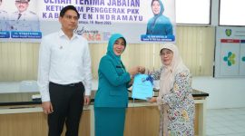 Bupati Indramayu, Lucky Hakim, Ketua TP PKK periode 2021–2025, Runisah, Ketua TP PKK periode 2025–2030, Hj. Idah Nuryani, dalam acara Sertijab di Gedung Aula PKK Indramayu, pada Rabu (19/3/2025). 