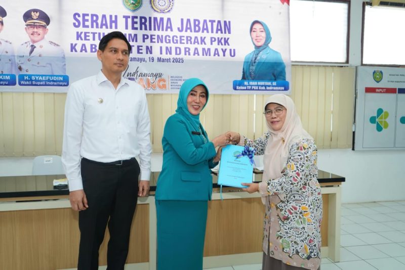 Bupati Indramayu, Lucky Hakim, Ketua TP PKK periode 2021–2025, Runisah, Ketua TP PKK periode 2025–2030, Hj. Idah Nuryani, dalam acara Sertijab di Gedung Aula PKK Indramayu, pada Rabu (19/3/2025). 
