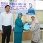 Bupati Indramayu, Lucky Hakim, Ketua TP PKK periode 2021–2025, Runisah, Ketua TP PKK periode 2025–2030, Hj. Idah Nuryani, dalam acara Sertijab di Gedung Aula PKK Indramayu, pada Rabu (19/3/2025). 
