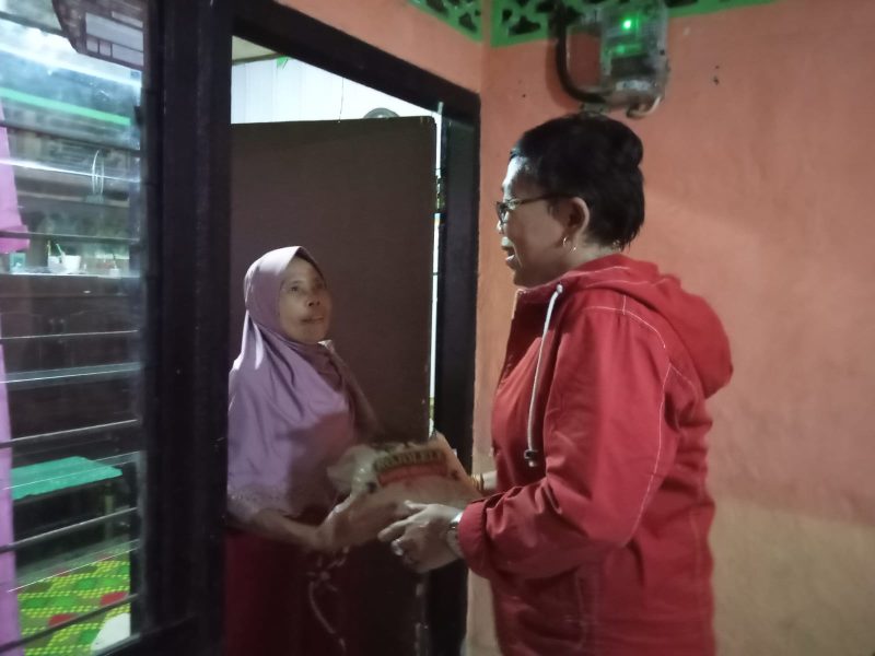 Gerebek Sahur, Yayasan Padepokan Saur Sepuh Kota Batu Ciomas Bagikan Nasi Kotak, Beras dan Santunan. 